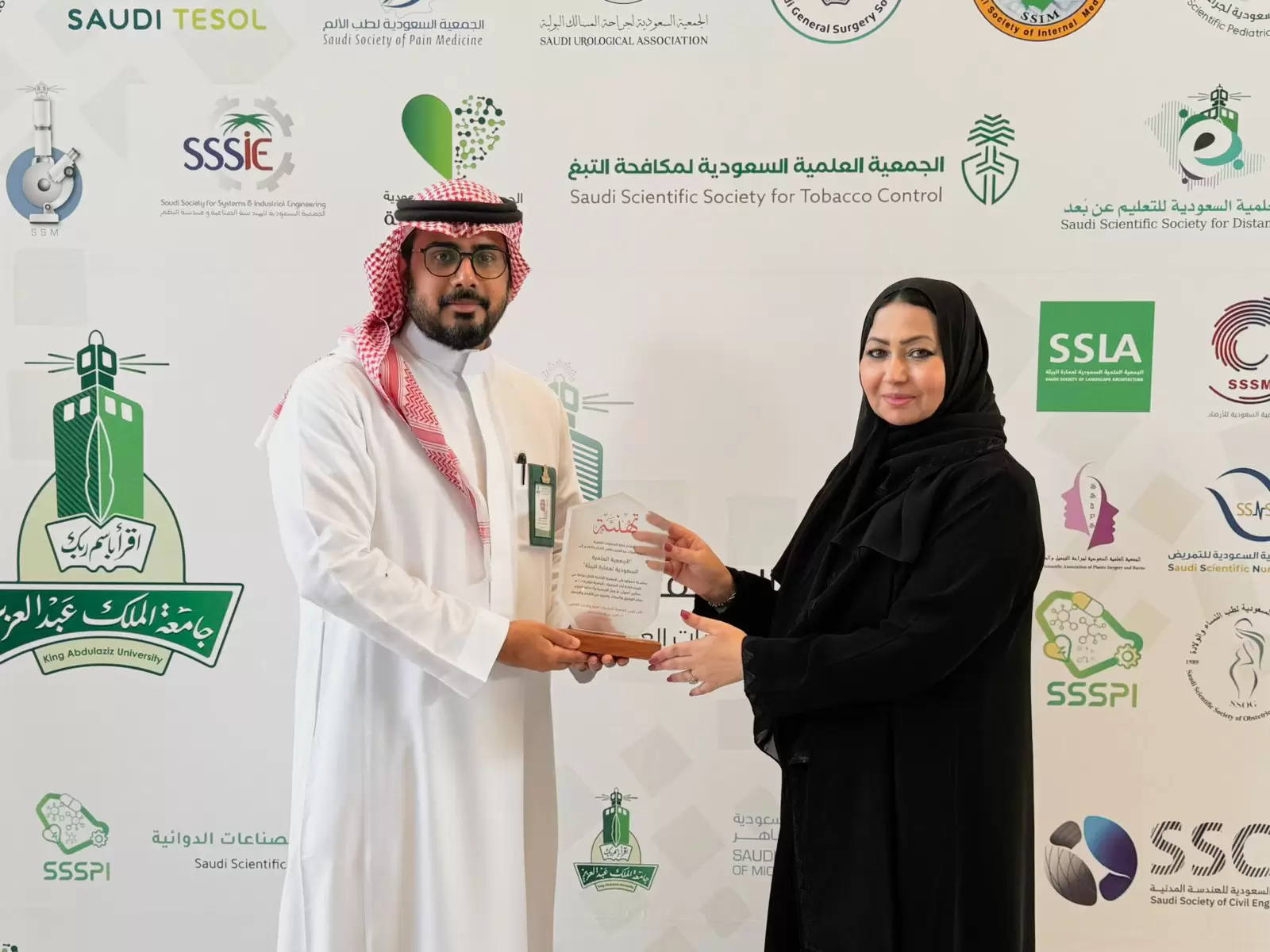 الجمعية العلمية السعودية لعمارة البيئة تحصد جائزة الجمعية الناشئة الأكثر نشاطًا لعام 2025